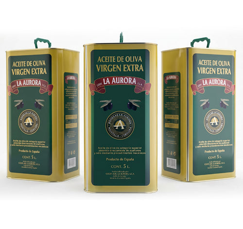 Lata metálica de 5 litros de Aceite de Oliva Virgen Extra (AOVE) La Aurora. La lata es de color verde oscuro y amarillo dorado, con un asa superior verde y la etiqueta "LA AURORA" en una cinta roja.